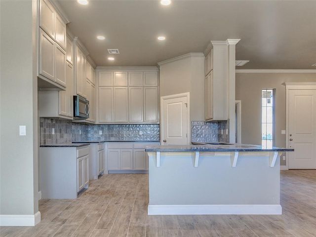 8681 Oak Tree Circle, Edmond, OK 73025