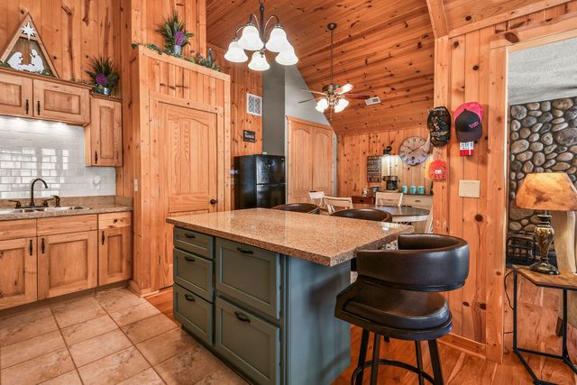 814 Peace In Valley Road, Blue Eye, MO 65611