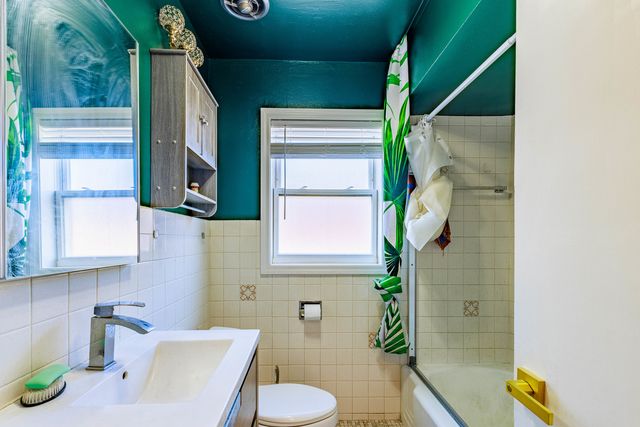 5940 N Milwaukee Avenue, Chicago, IL 60646