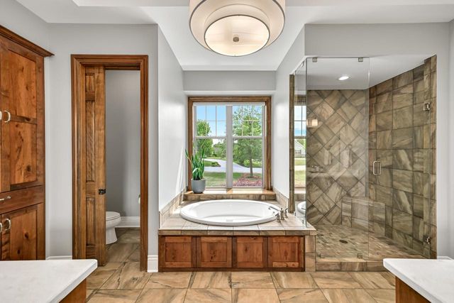 11511 N Oakview COURT, Mequon, WI 53092