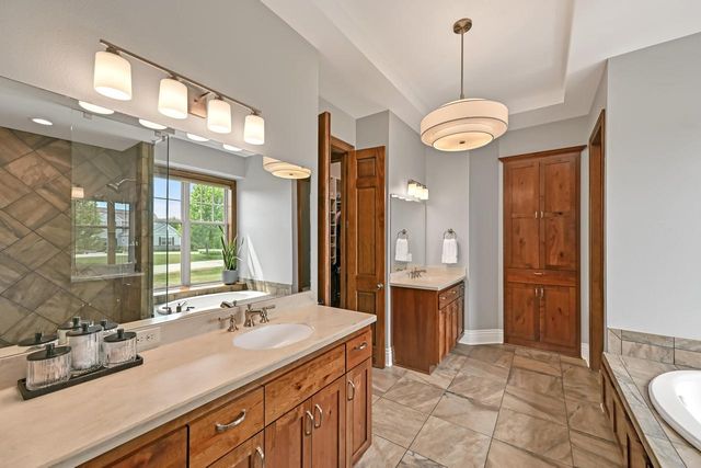 11511 N Oakview COURT, Mequon, WI 53092