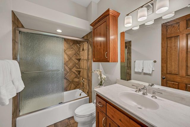11511 N Oakview COURT, Mequon, WI 53092