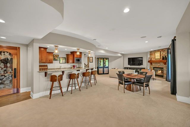 11511 N Oakview COURT, Mequon, WI 53092