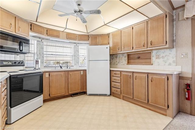 184 Caravan CIR, North Fort Myers, FL 33903