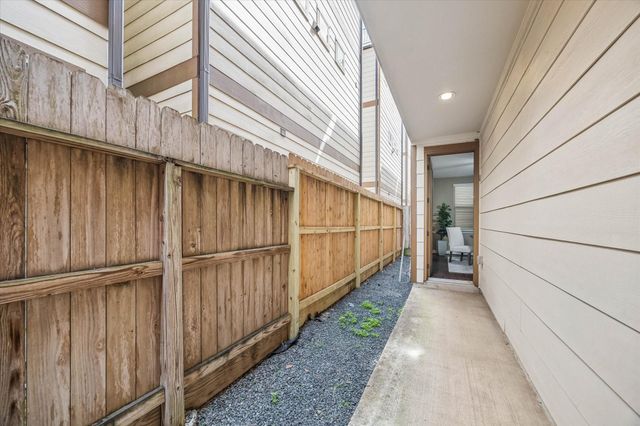 1031 W 21st Street B, Houston, TX 77008