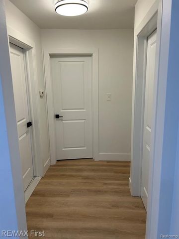 8865 Kenberton Drive, Oak Park, MI 48237
