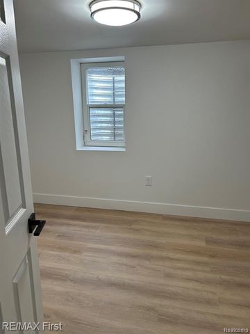 8865 Kenberton Drive, Oak Park, MI 48237