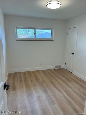 8865 Kenberton Drive, Oak Park, MI 48237