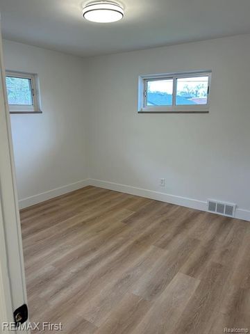 8865 Kenberton Drive, Oak Park, MI 48237