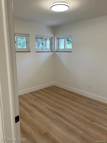 8865 Kenberton Drive, Oak Park, MI 48237