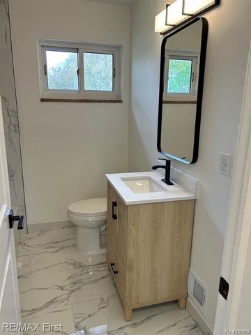 8865 Kenberton Drive, Oak Park, MI 48237