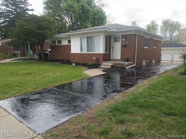 8865 Kenberton Drive, Oak Park, MI 48237