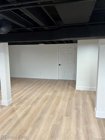 8865 Kenberton Drive, Oak Park, MI 48237