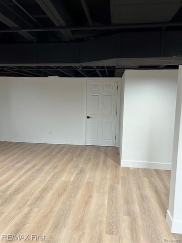 8865 Kenberton Drive, Oak Park, MI 48237