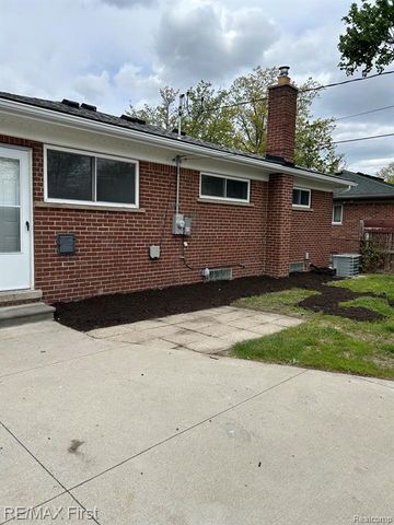 8865 Kenberton Drive, Oak Park, MI 48237
