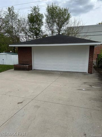 8865 Kenberton Drive, Oak Park, MI 48237