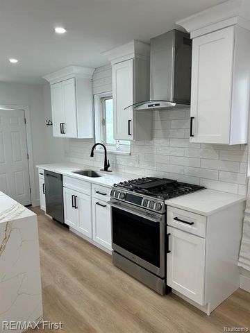 8865 Kenberton Drive, Oak Park, MI 48237