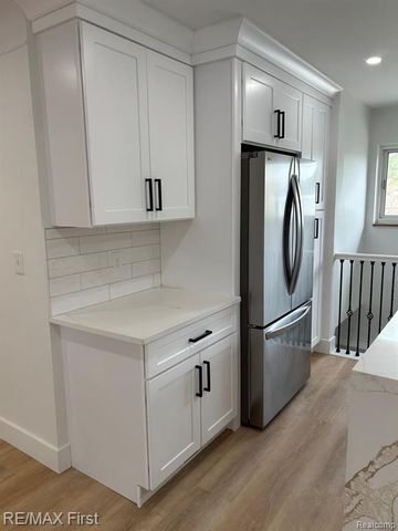 8865 Kenberton Drive, Oak Park, MI 48237