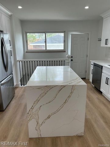 8865 Kenberton Drive, Oak Park, MI 48237