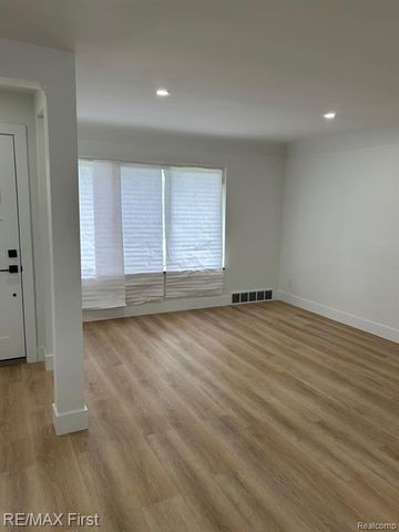 8865 Kenberton Drive, Oak Park, MI 48237