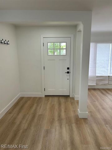 8865 Kenberton Drive, Oak Park, MI 48237