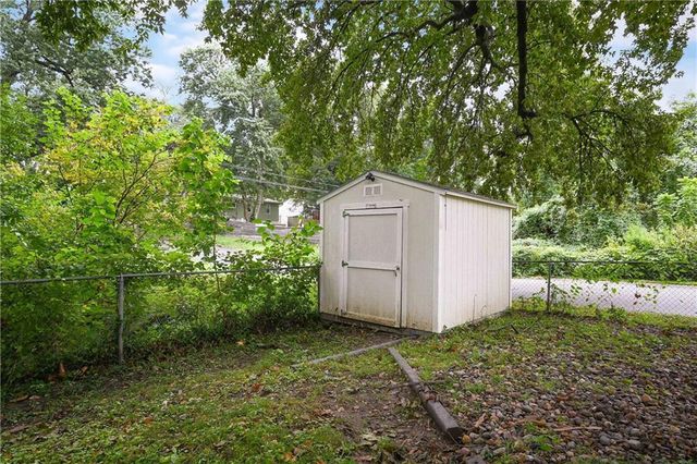5501 N Highland Avenue, Kansas City, MO 64118