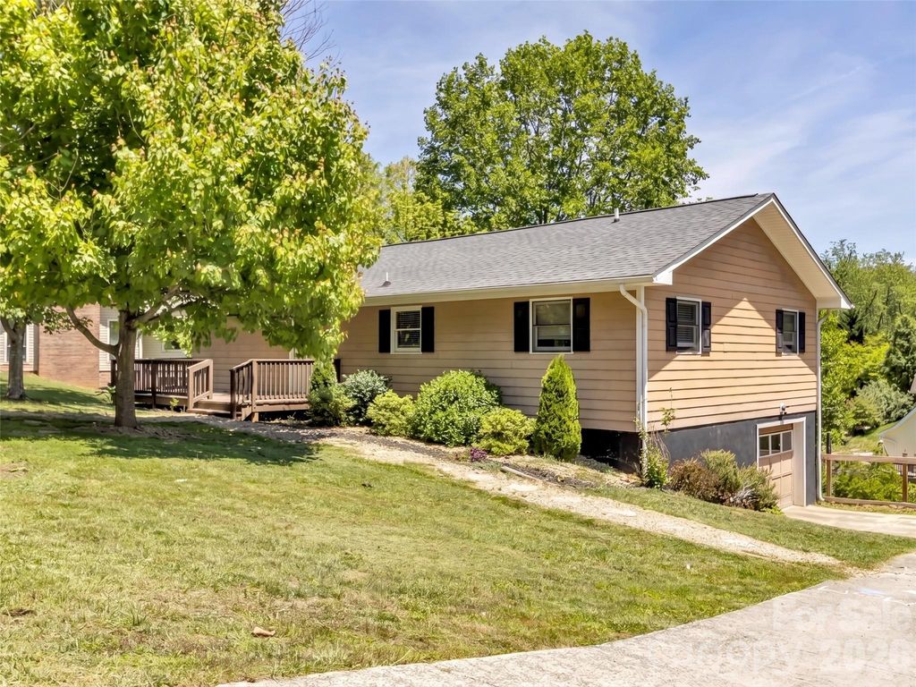 252 Oak Park Drive, Clyde, NC 28721