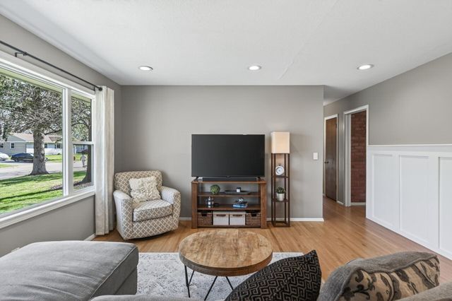 8017 66th Avenue N, Brooklyn Park, MN 55428