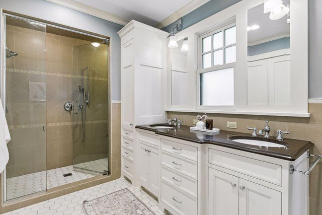 42 Kenwood Parkway, Saint Paul, MN 55105