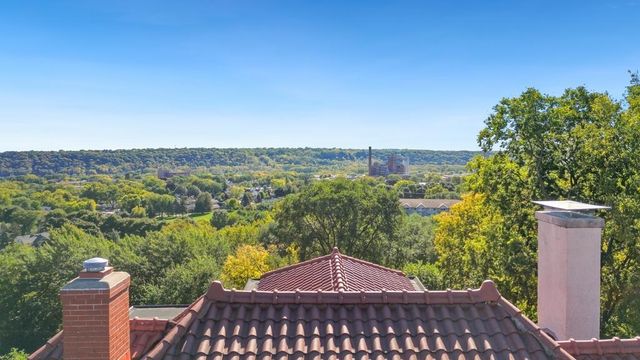 42 Kenwood Parkway, Saint Paul, MN 55105