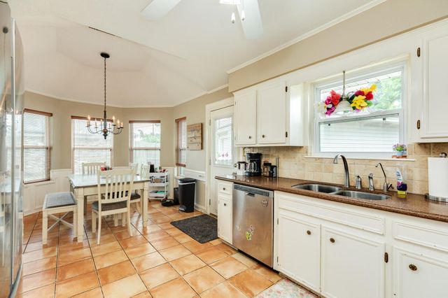 107 Mistletoe Street, Lake Jackson, TX 77566