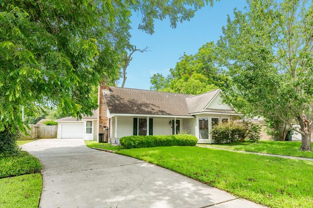 107 Mistletoe Street, Lake Jackson, TX 77566