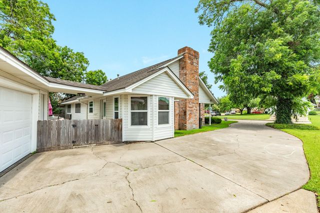 107 Mistletoe Street, Lake Jackson, TX 77566