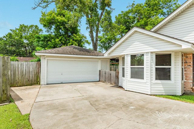 107 Mistletoe Street, Lake Jackson, TX 77566