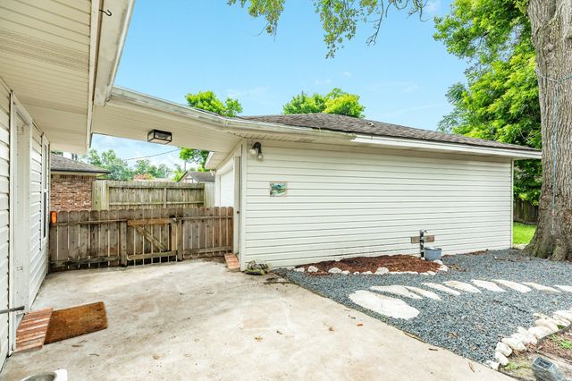 107 Mistletoe Street, Lake Jackson, TX 77566
