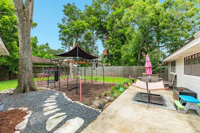 107 Mistletoe Street, Lake Jackson, TX 77566