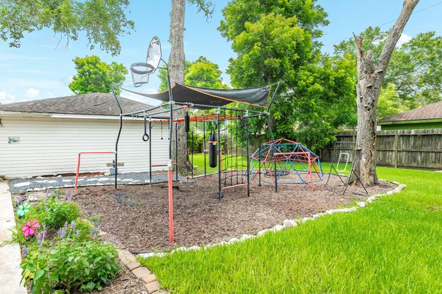 107 Mistletoe Street, Lake Jackson, TX 77566