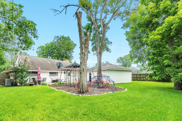 107 Mistletoe Street, Lake Jackson, TX 77566
