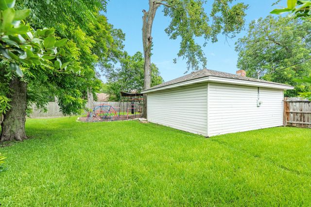 107 Mistletoe Street, Lake Jackson, TX 77566