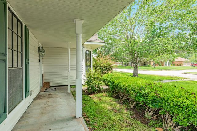 107 Mistletoe Street, Lake Jackson, TX 77566