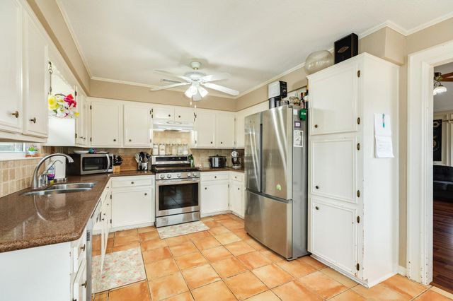 107 Mistletoe Street, Lake Jackson, TX 77566