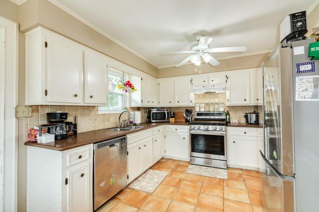 107 Mistletoe Street, Lake Jackson, TX 77566