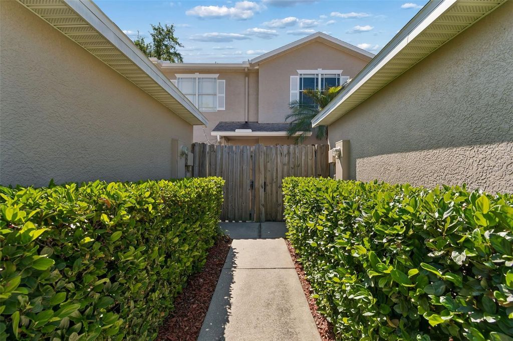 Image 4 of property listing at 18529 PEBBLE LAKE COURT, Tampa, FL 33647