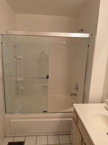 114 Woodbury Lane 114, Lake Bluff, IL 60044