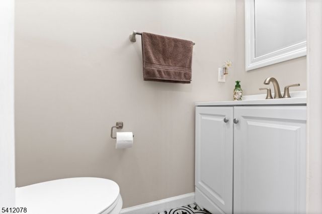 48 Sapphire Ln, Franklin Twp., NJ 08823