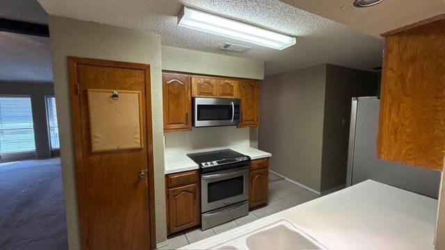 960 Meadowcove Circle, Garland, TX 75043