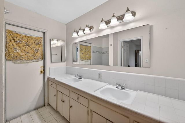 3144 E Santa Ana Avenue, Fresno, CA 93726