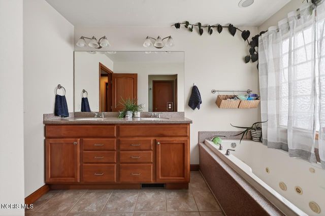 5742 Maple Creek Boulevard, Sylvania, OH 43560