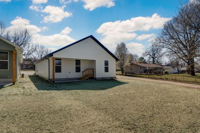 1113 E Smith Street, Springfield, MO 65803