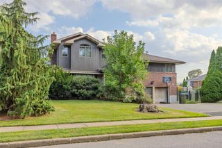 31 Morris Drive, Syosset, NY 11791